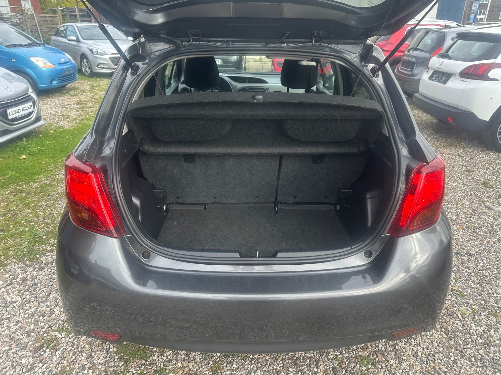 Grå Toyota Yaris fra 2017