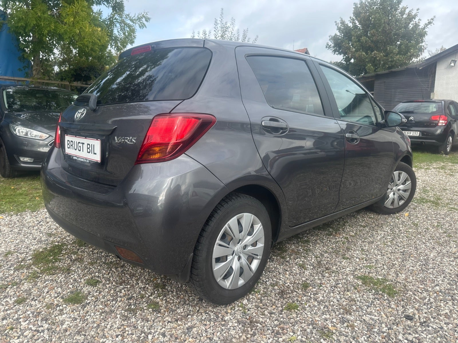 Grå Toyota Yaris fra 2017