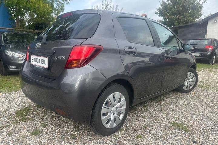 Grå Toyota Yaris fra 2017