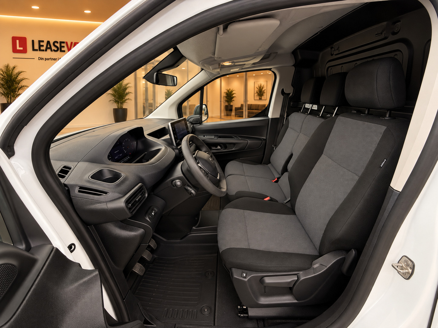 Hvid Peugeot Partner fra 2019