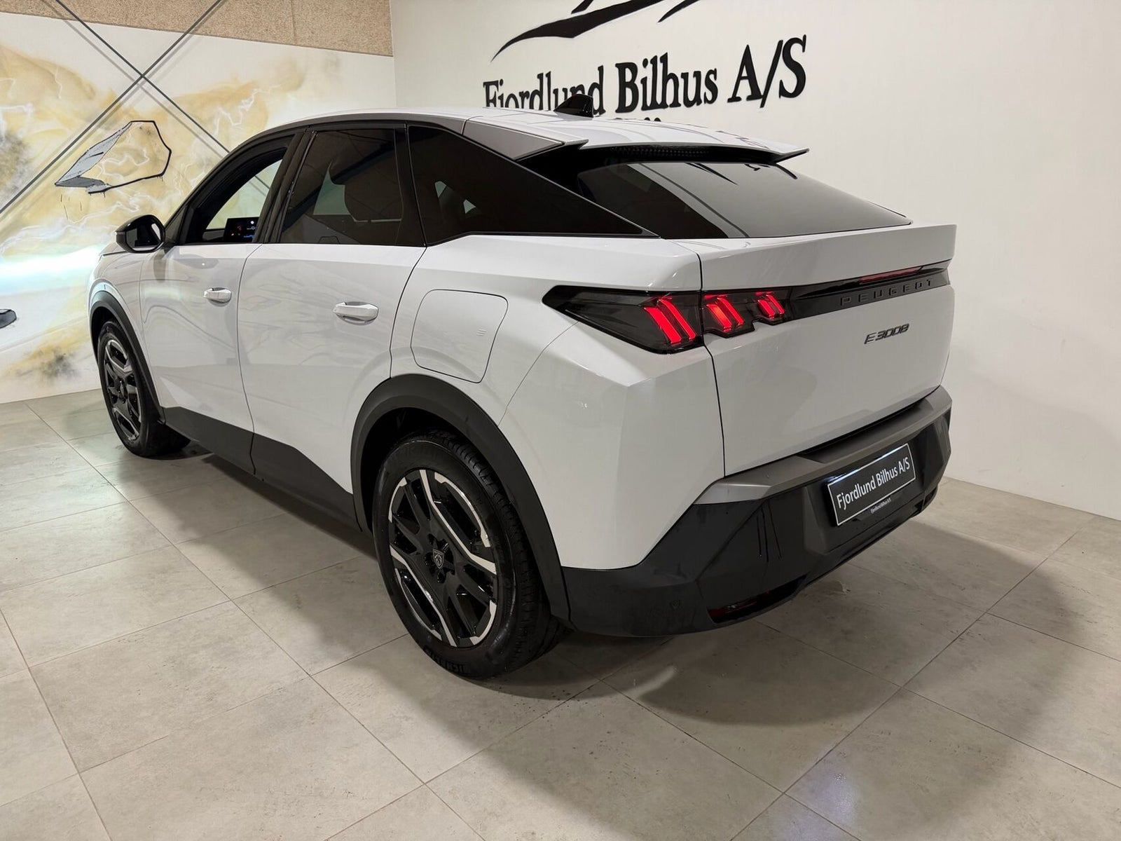Hvid Peugeot e-3008 fra 2025