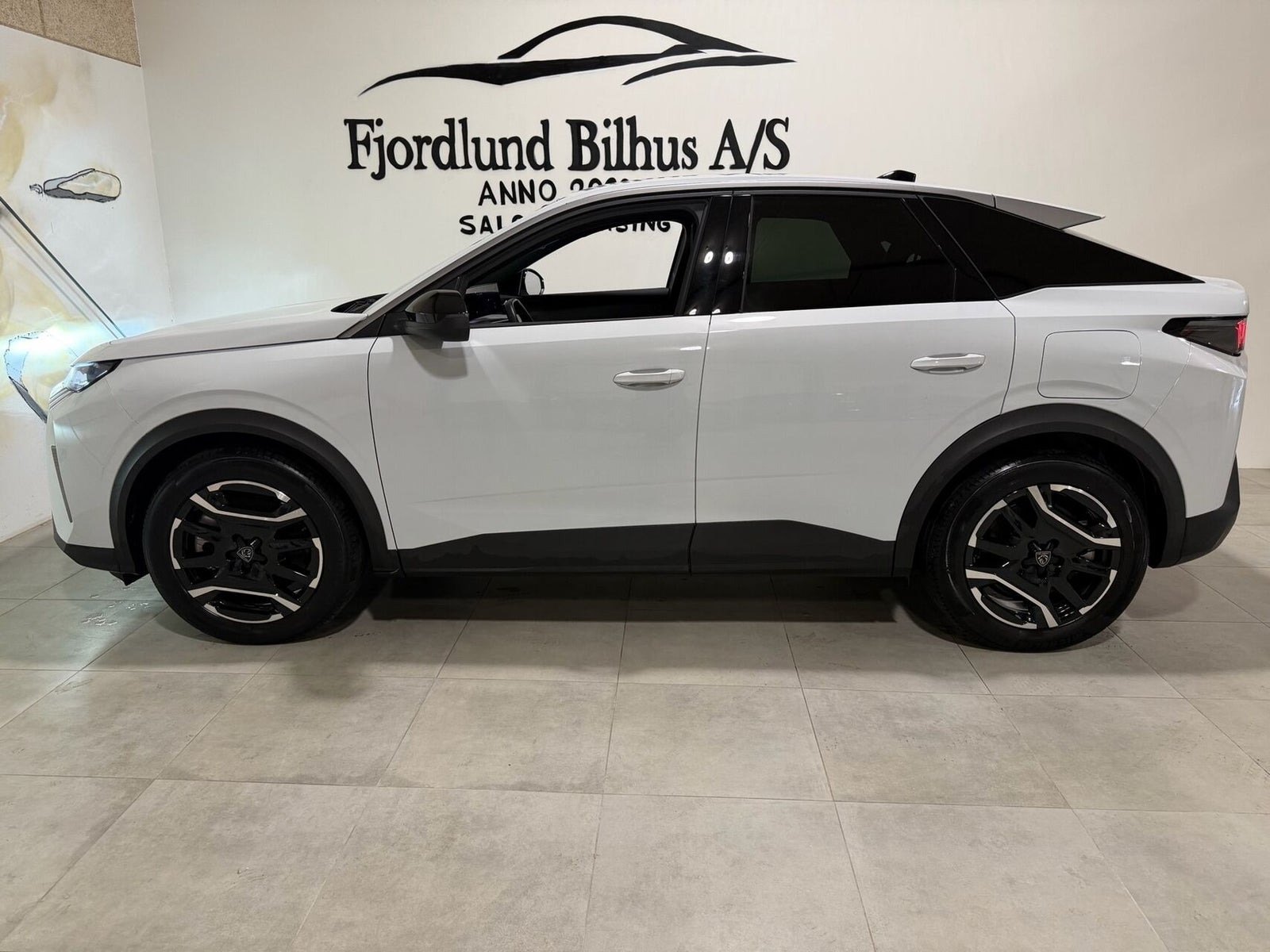 Hvid Peugeot e-3008 fra 2025