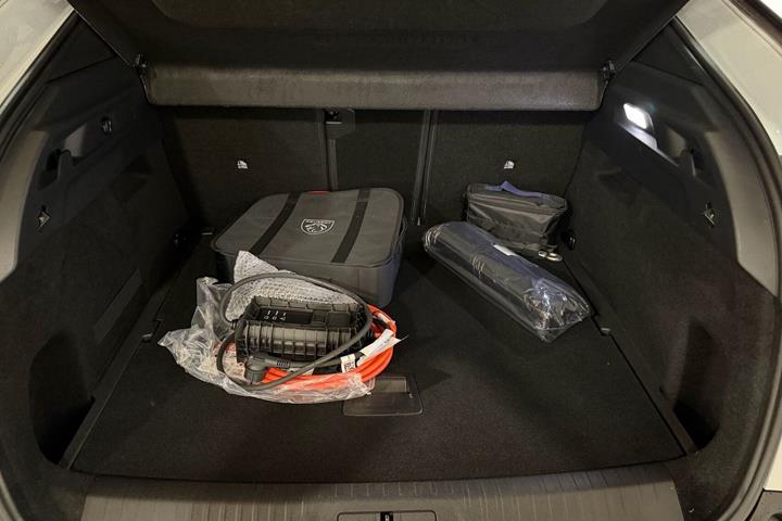 Hvid Peugeot e-3008 fra 2025