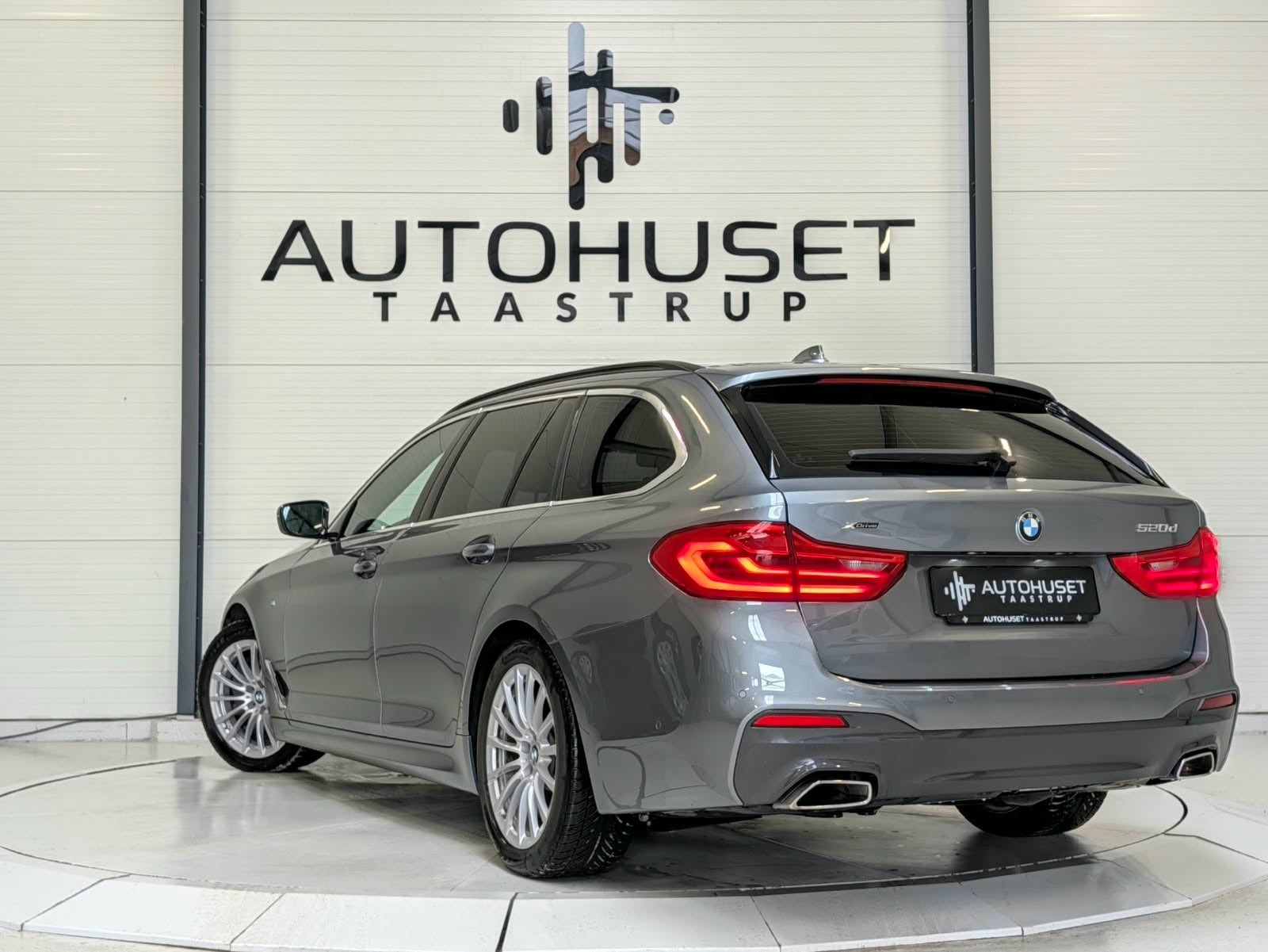 Grå BMW 520d fra 2020