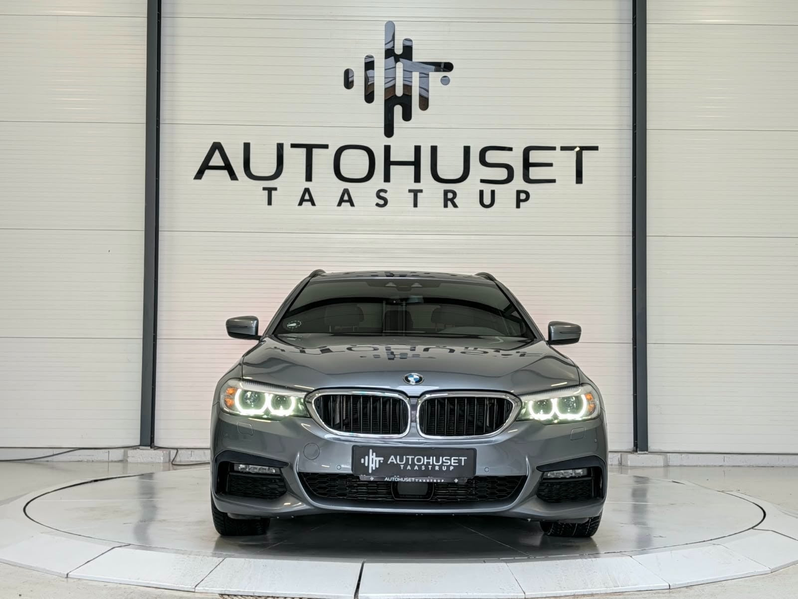 Grå BMW 520d fra 2020