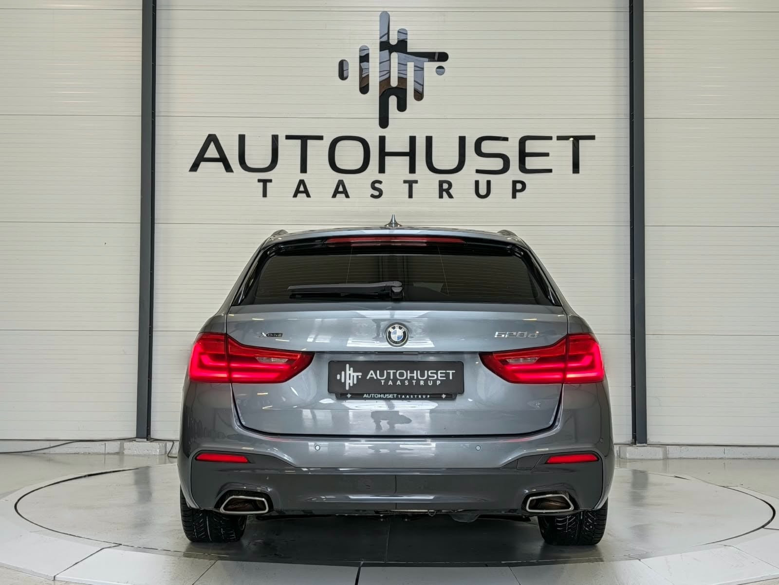 Grå BMW 520d fra 2020