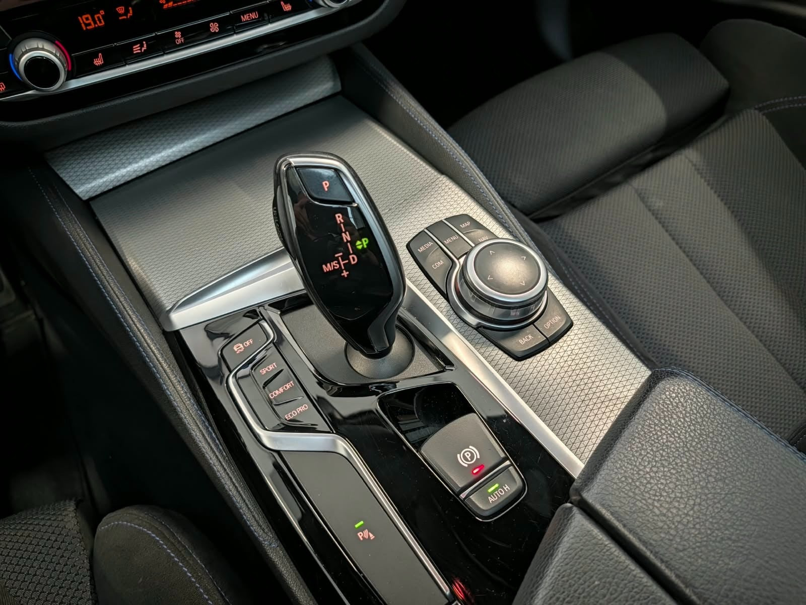 Grå BMW 520d fra 2020