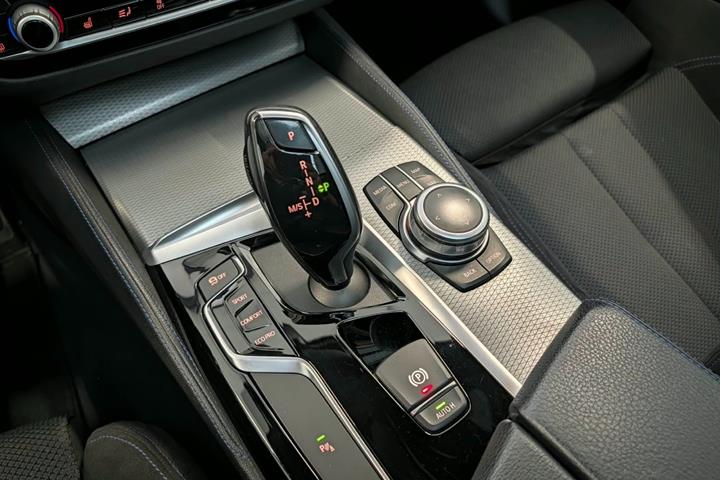 Grå BMW 520d fra 2020