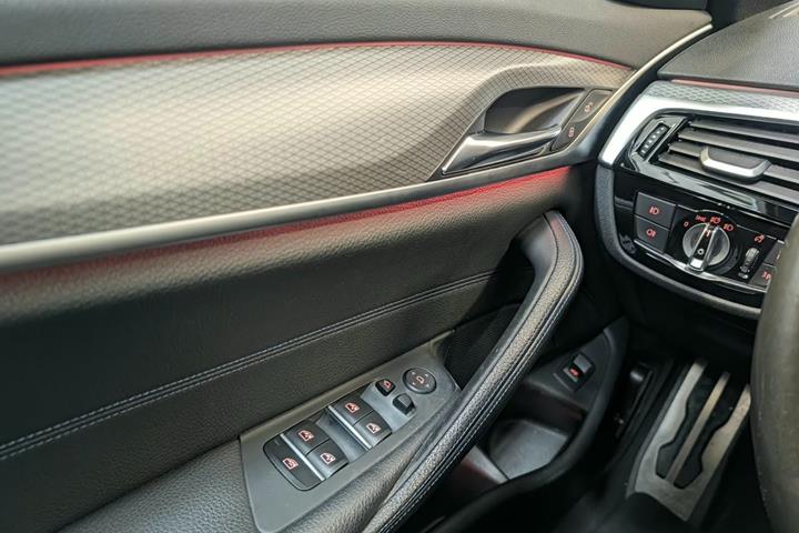 Grå BMW 520d fra 2020