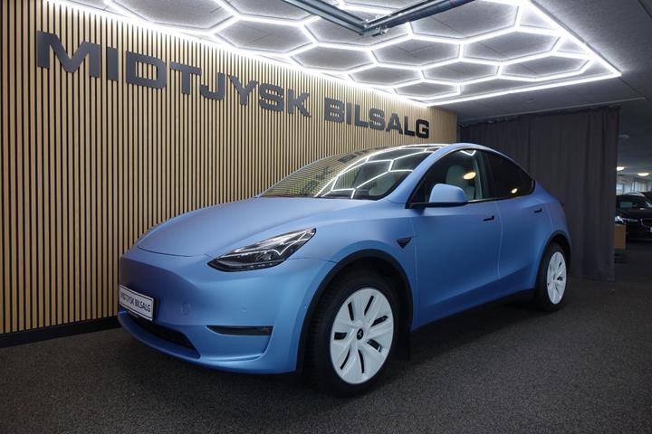 Blå Tesla Model Y fra 2022