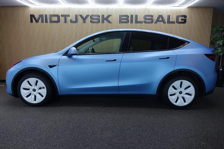 Blå Tesla Model Y fra 2022