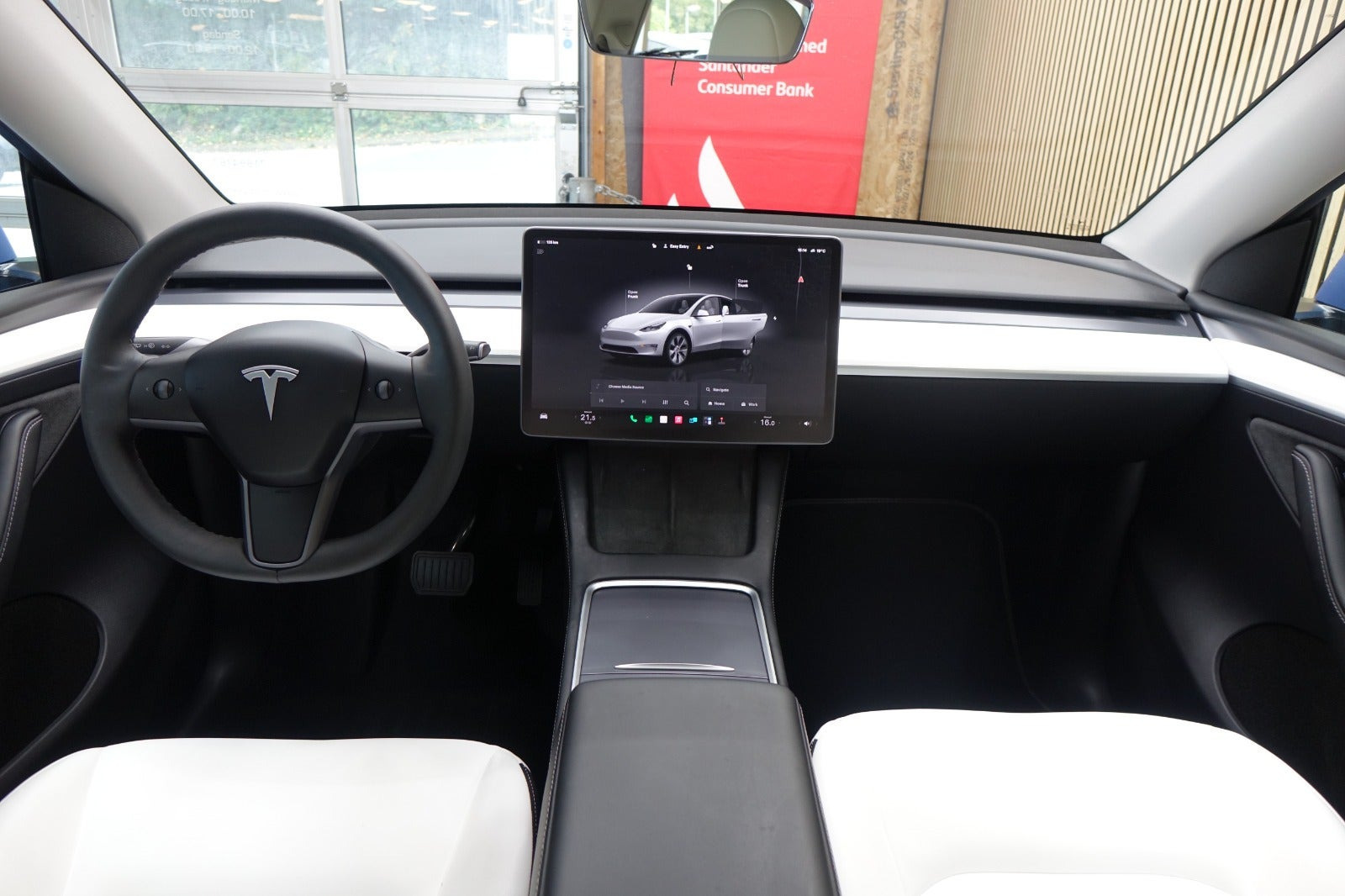 Blå Tesla Model Y fra 2022