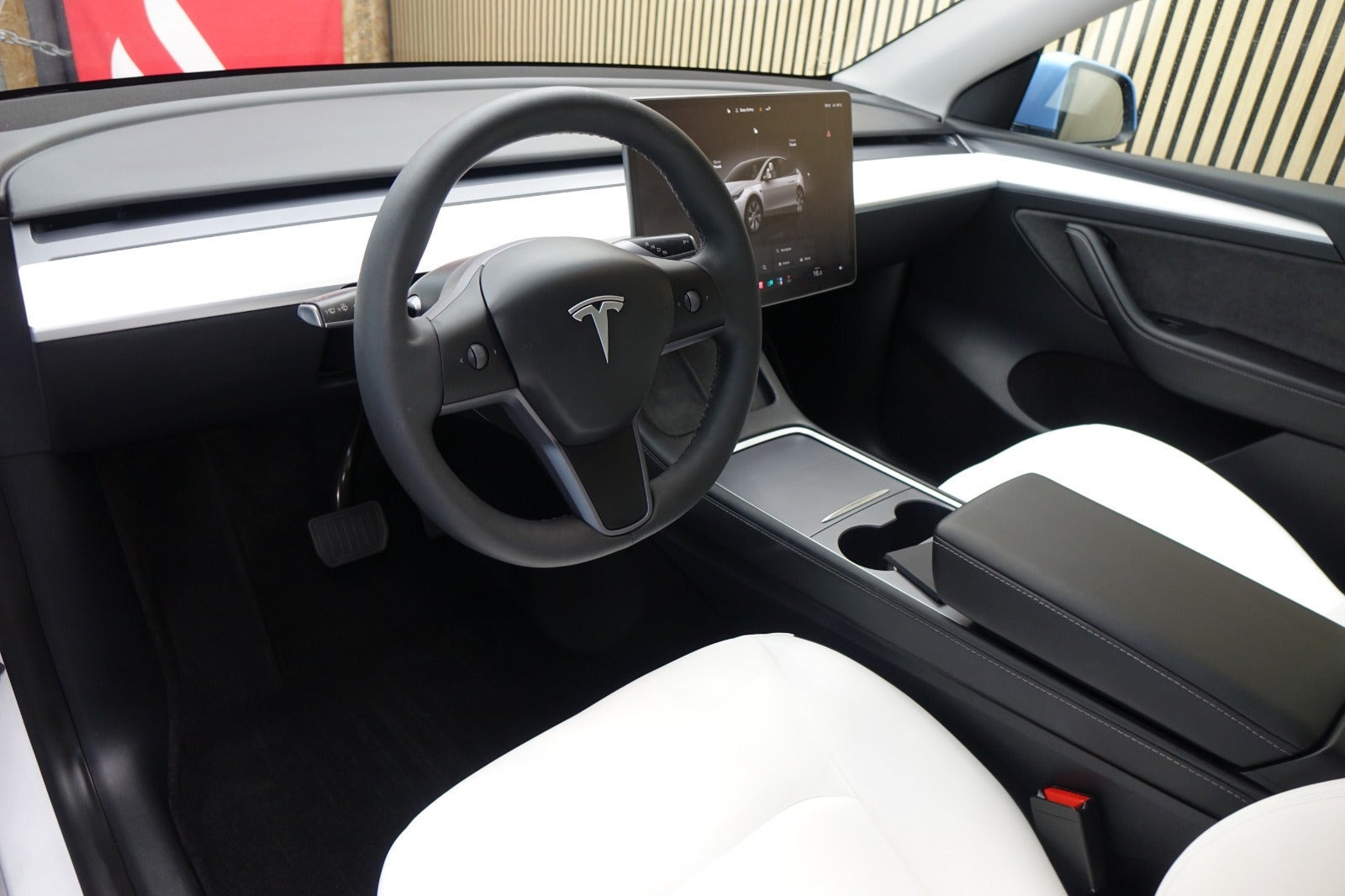 Blå Tesla Model Y fra 2022