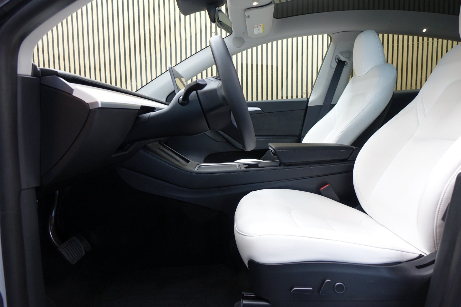 Blå Tesla Model Y fra 2022