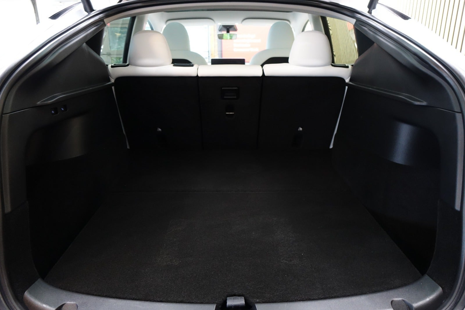 Blå Tesla Model Y fra 2022