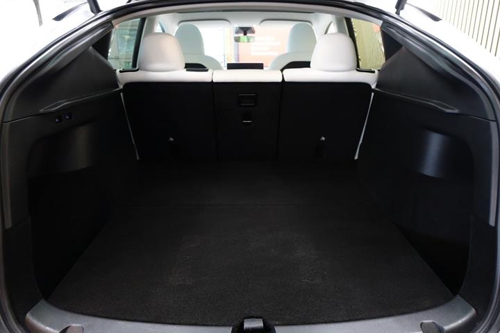 Blå Tesla Model Y fra 2022