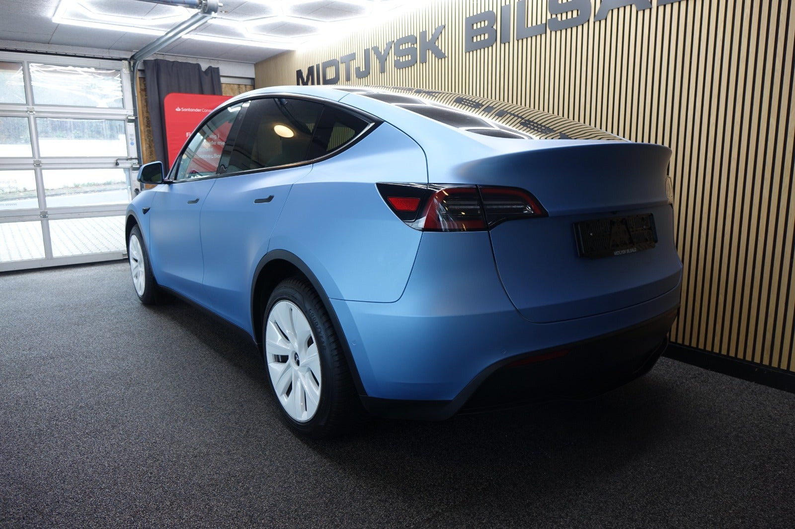 Blå Tesla Model Y fra 2022