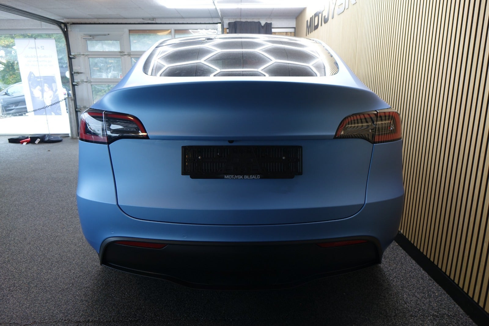 Blå Tesla Model Y fra 2022