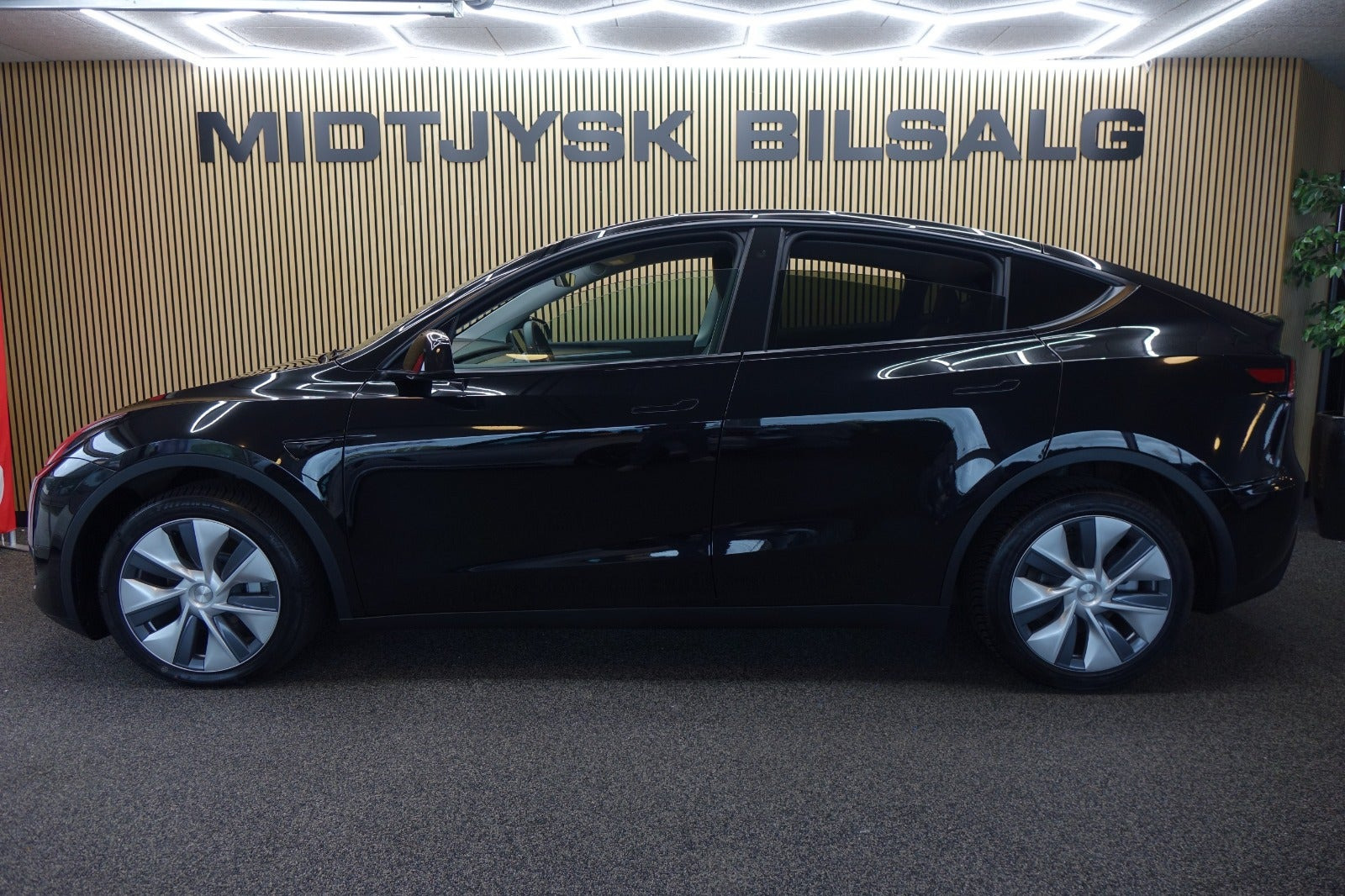 Sort Tesla Model Y fra 2023
