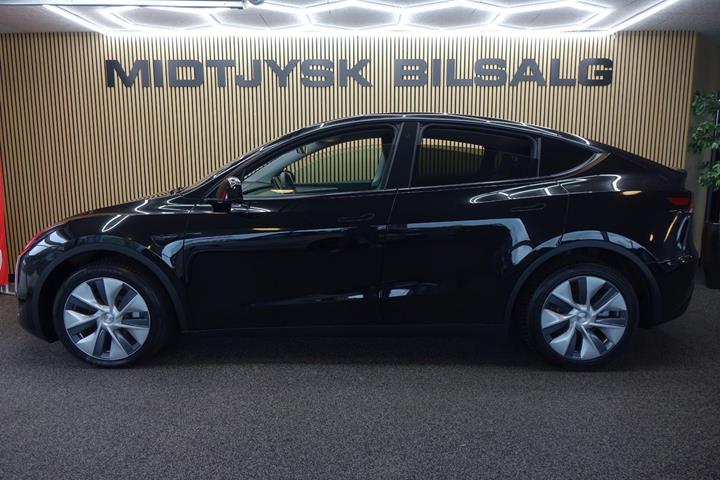 Sort Tesla Model Y fra 2023