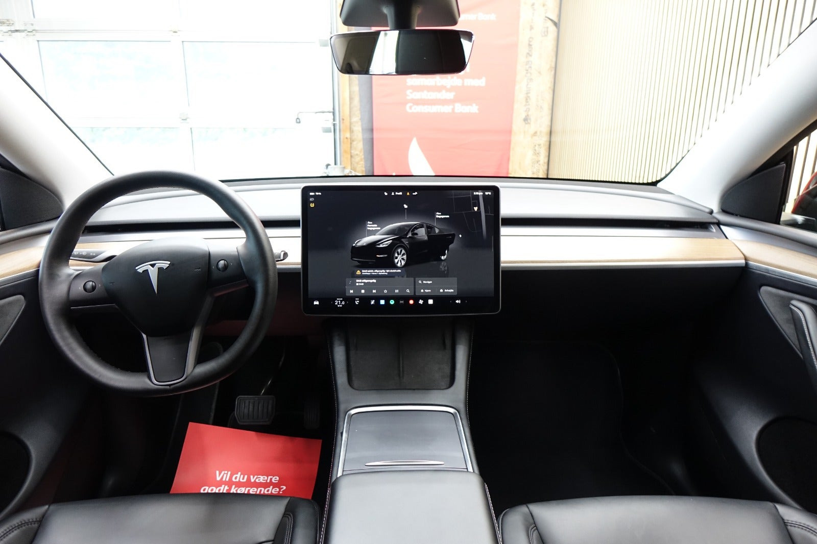 Sort Tesla Model Y fra 2023