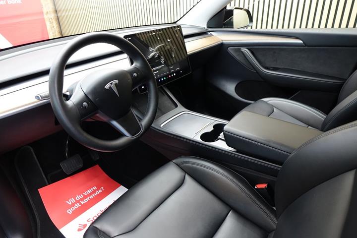 Sort Tesla Model Y fra 2023