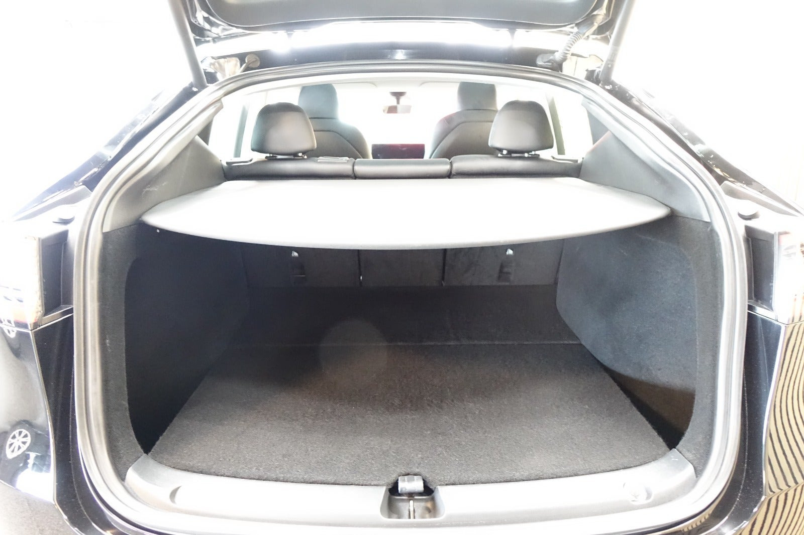 Sort Tesla Model Y fra 2023