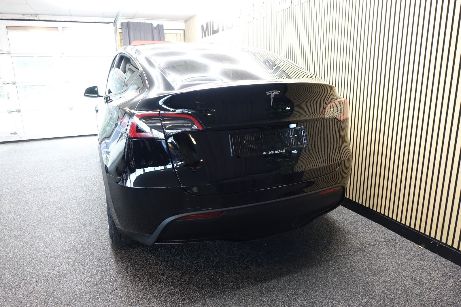 Sort Tesla Model Y fra 2023