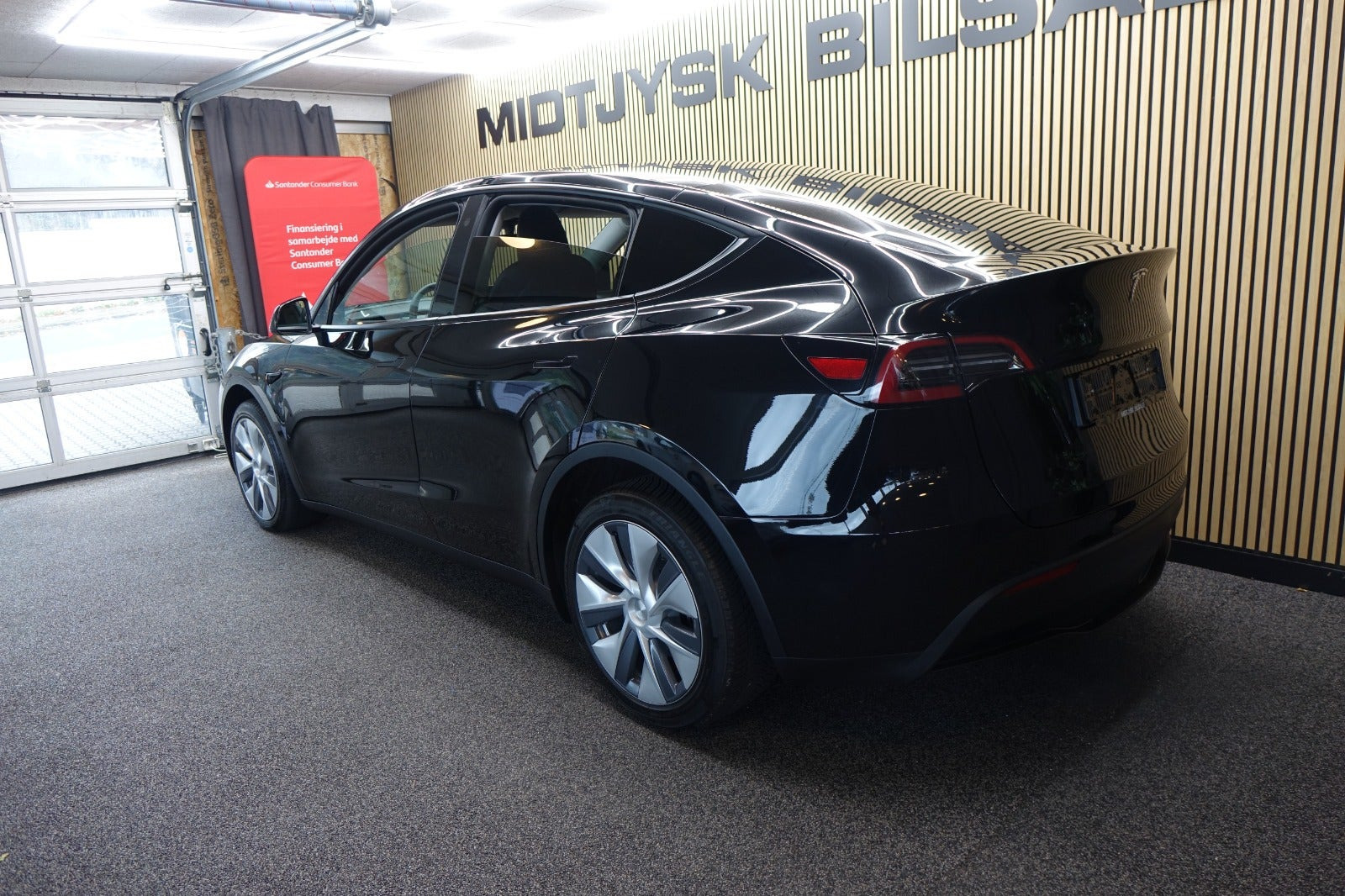 Sort Tesla Model Y fra 2023