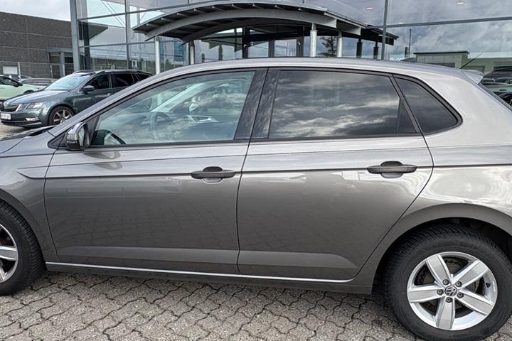 Grå VW Polo fra 2021