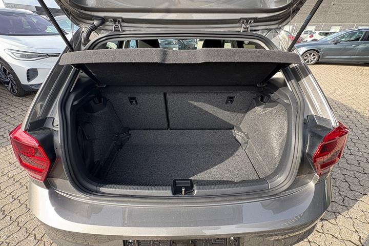 Grå VW Polo fra 2021