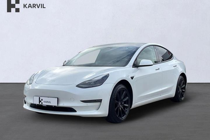 Hvid Tesla Model 3 fra 2021 set udefra