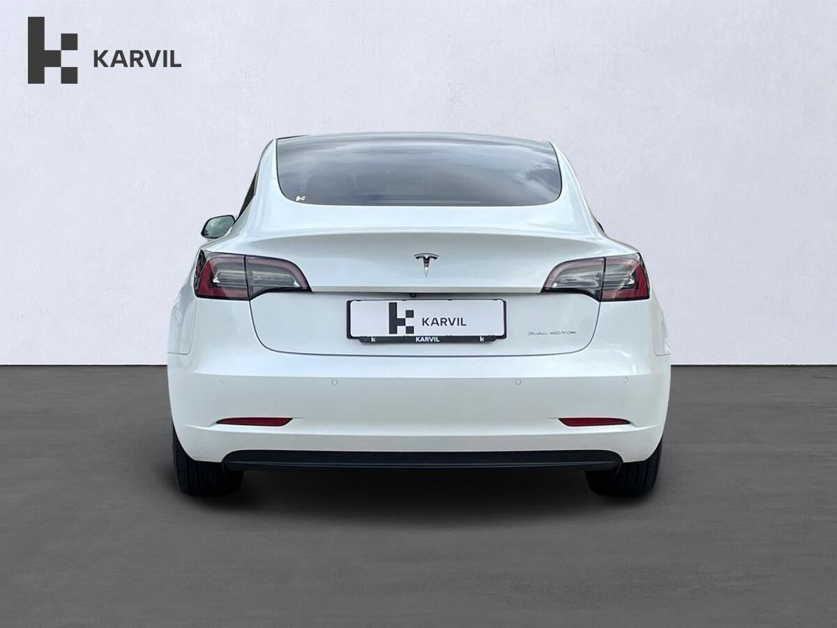 Hvid Tesla Model 3 fra 2021