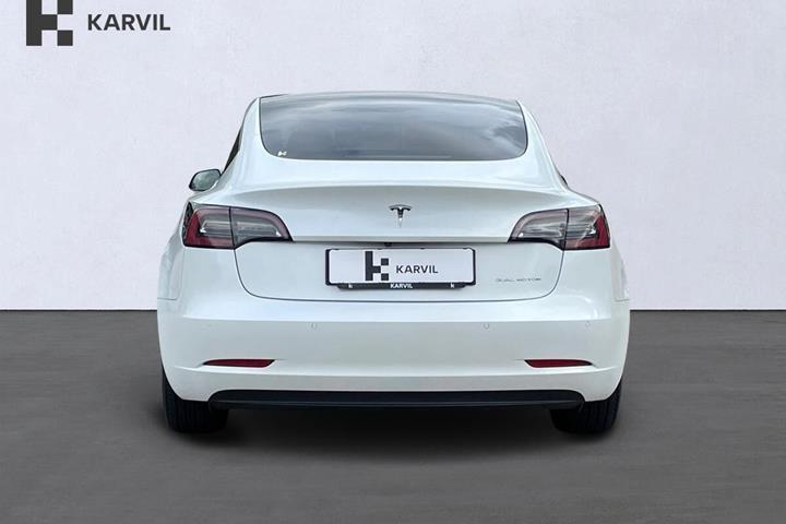 Hvid Tesla Model 3 fra 2021