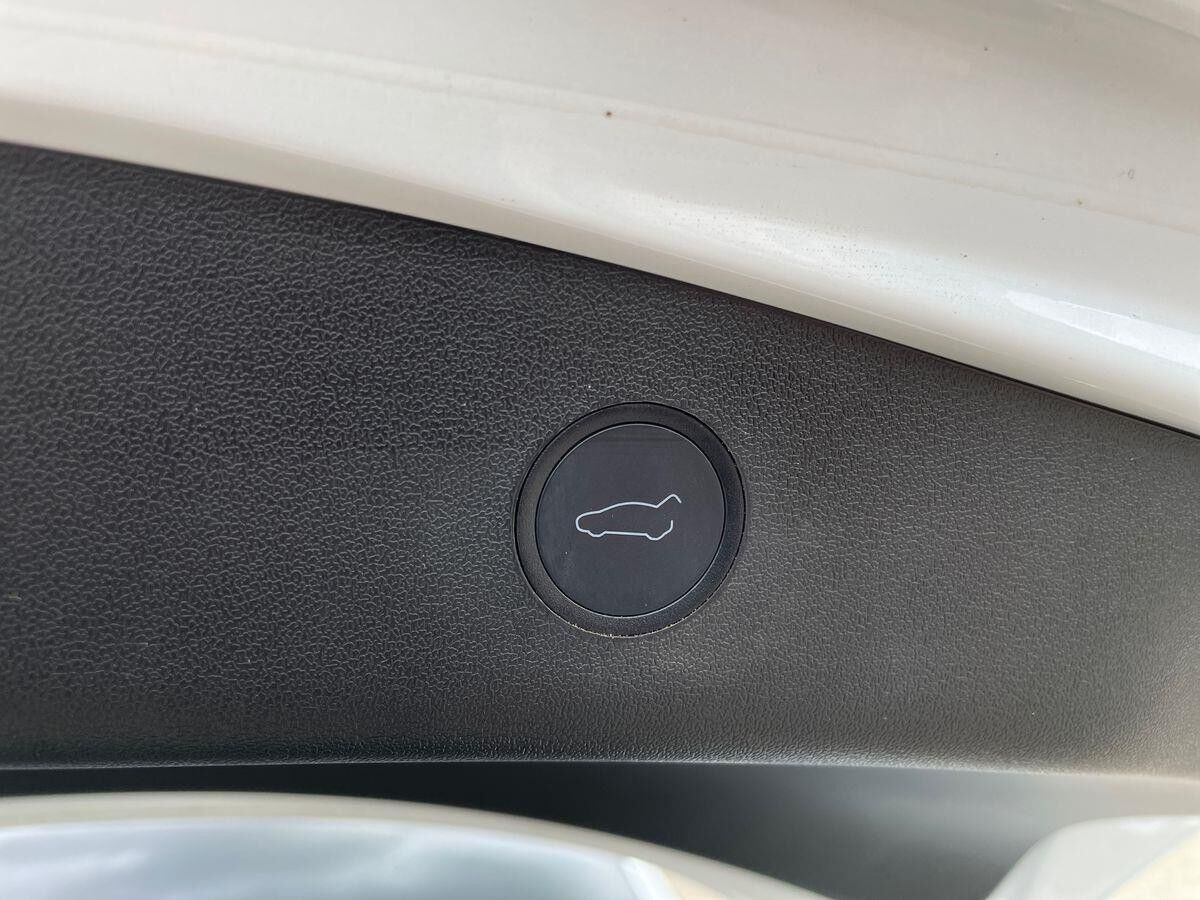 Hvid Tesla Model 3 fra 2021