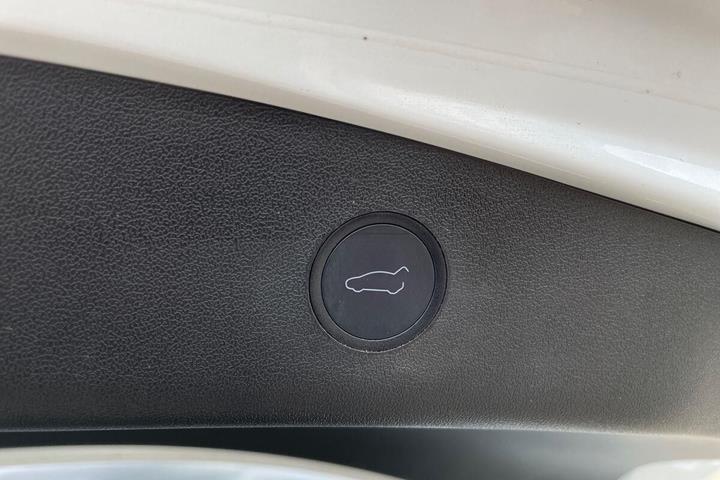 Hvid Tesla Model 3 fra 2021