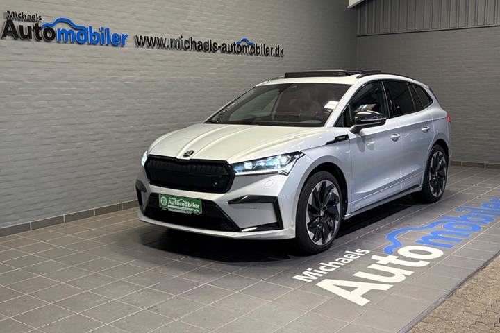 Sølv Skoda Enyaq fra 2022 set udefra