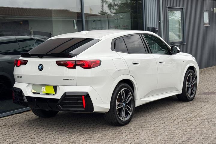 Hvid BMW iX2 fra 2025