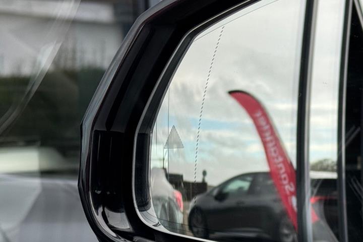 Hvid BMW iX2 fra 2025
