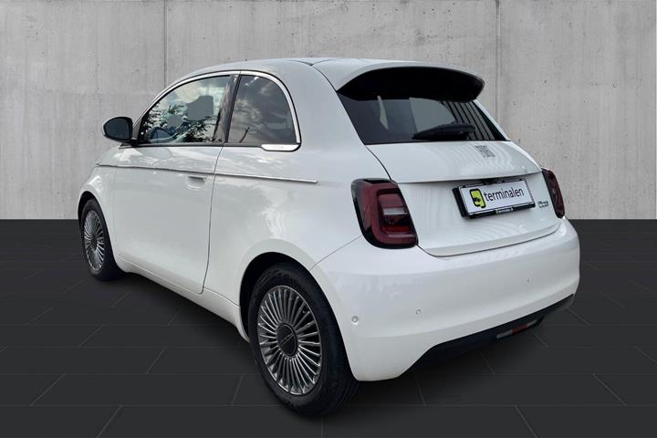 Hvid Fiat 500e fra 2024