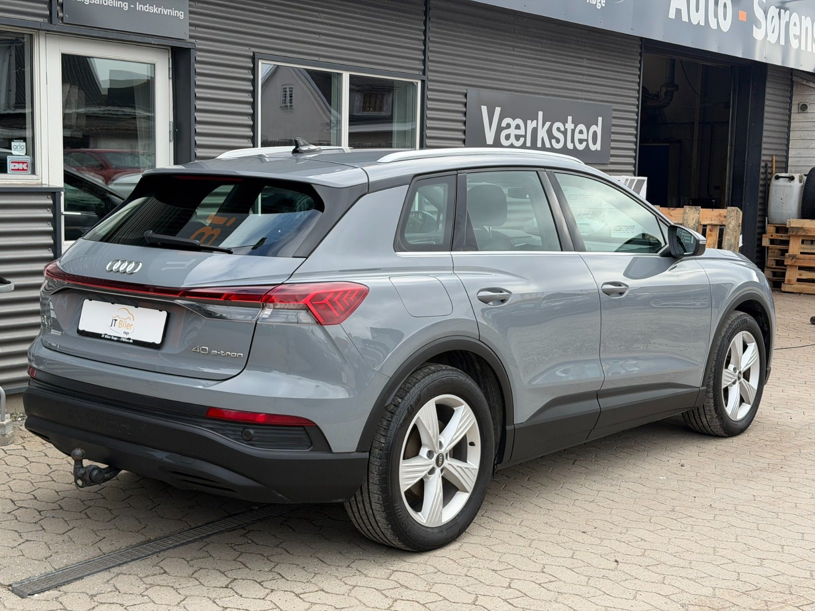 Grå Audi Q4 e-tron fra 2022