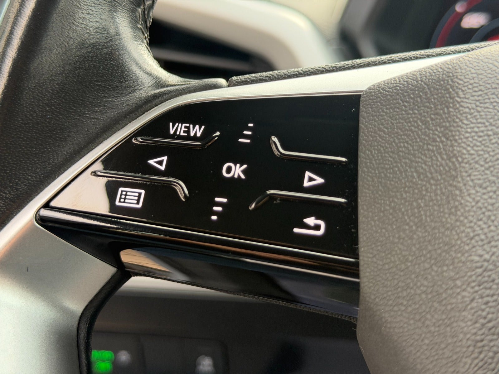 Grå Audi Q4 e-tron fra 2022