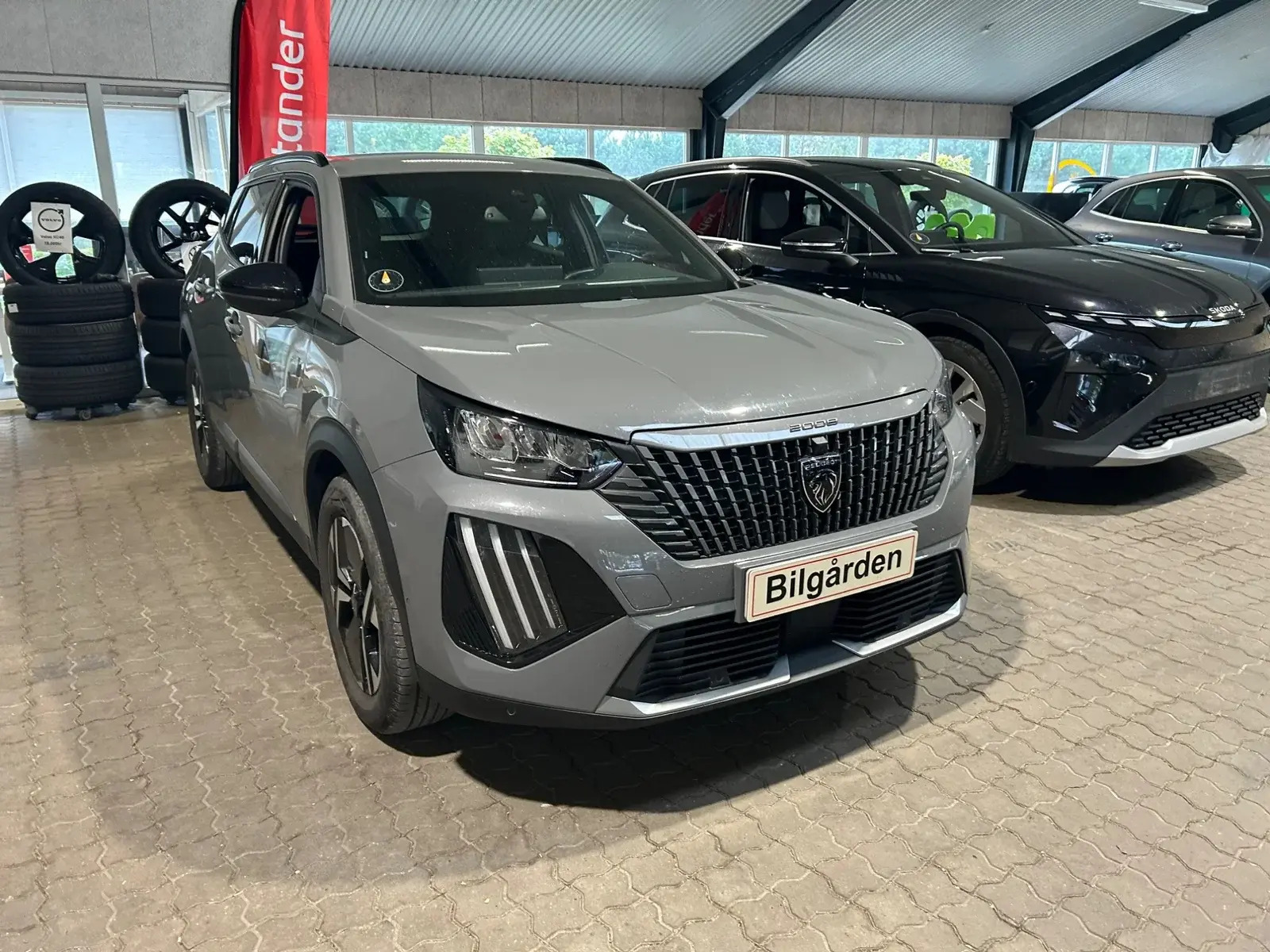 Grå Peugeot 2008 fra 2024