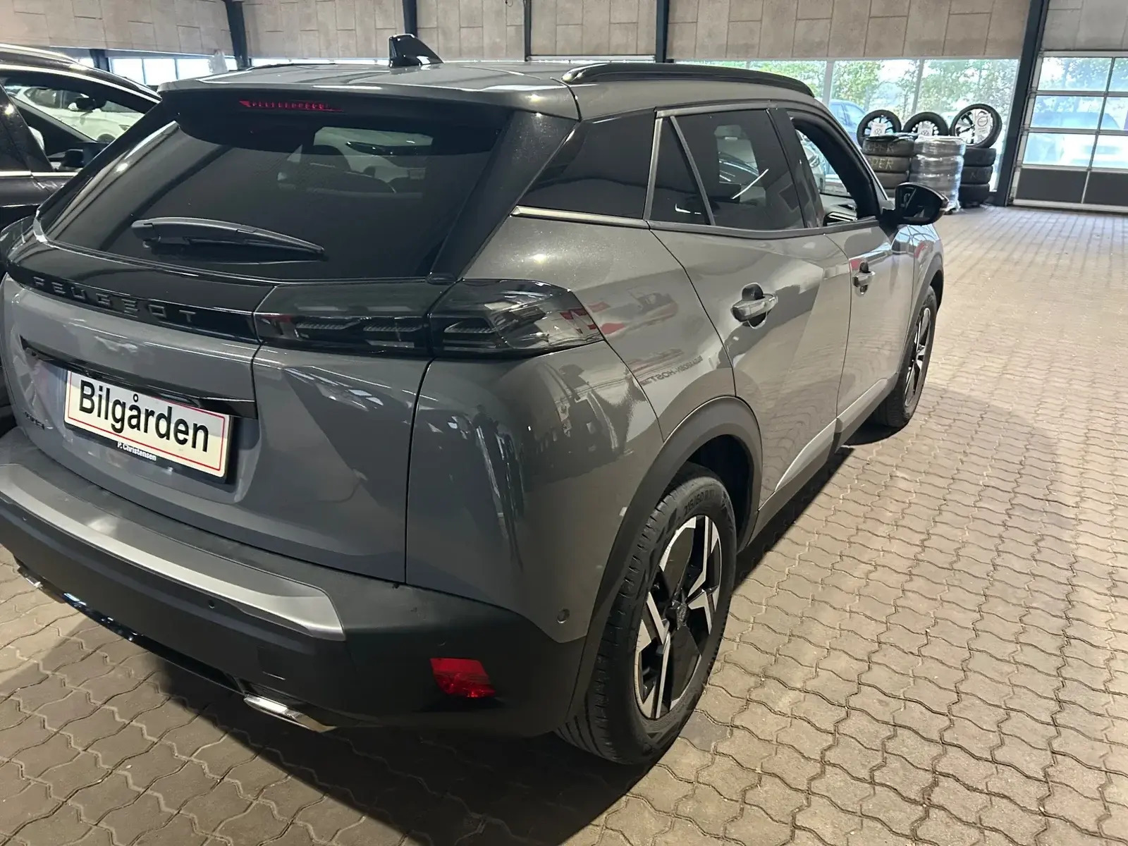 Grå Peugeot 2008 fra 2024
