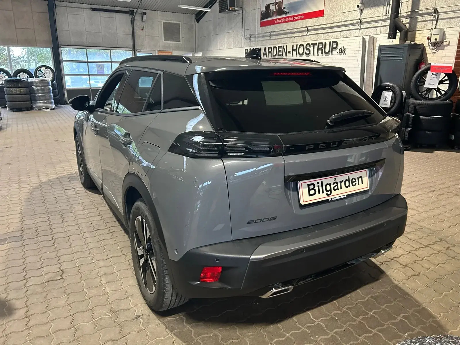 Grå Peugeot 2008 fra 2024