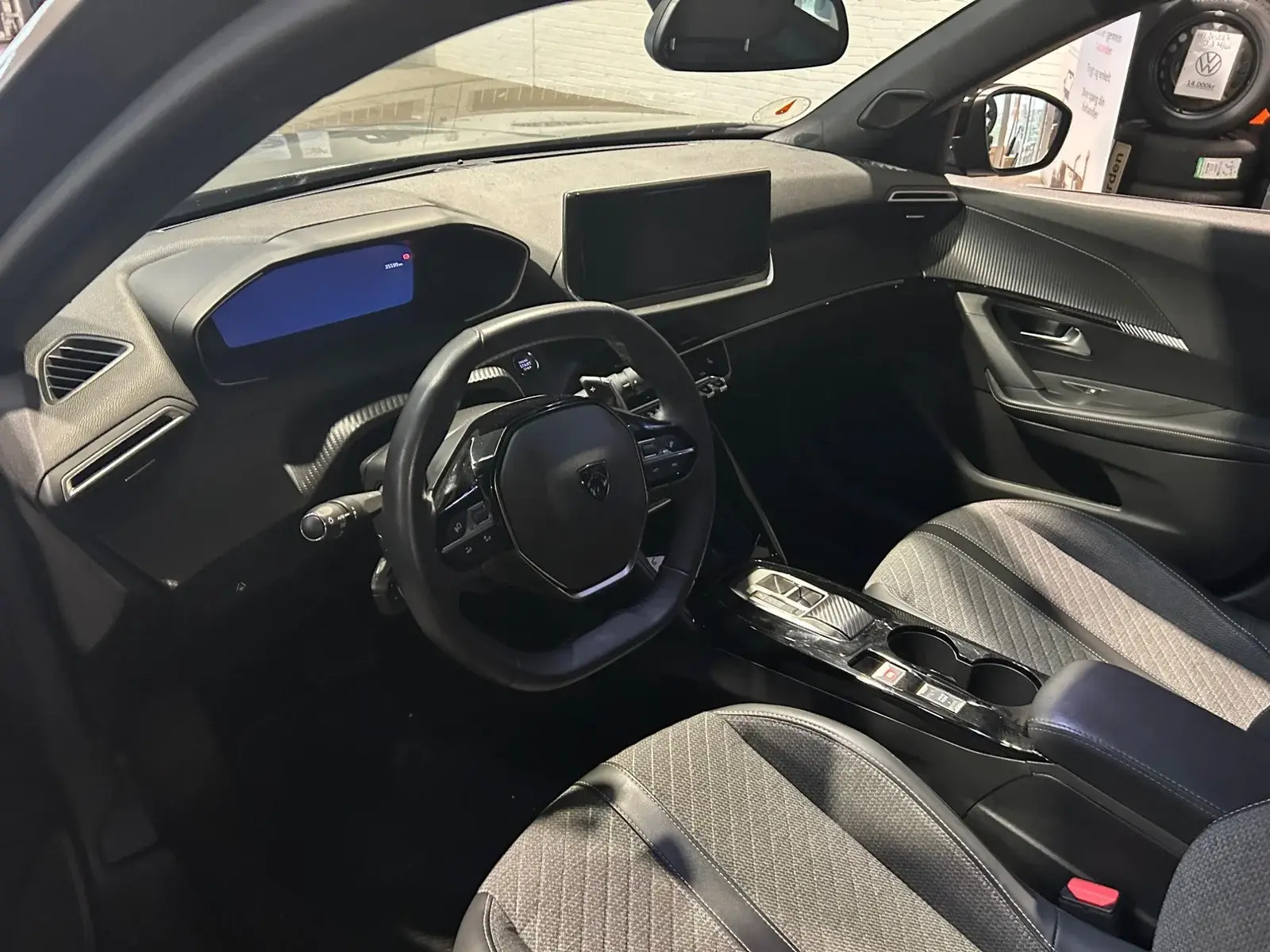 Grå Peugeot 2008 fra 2024