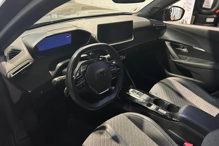 Grå Peugeot 2008 fra 2024