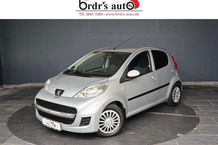 Sølv Peugeot 107 fra 2011 set udefra