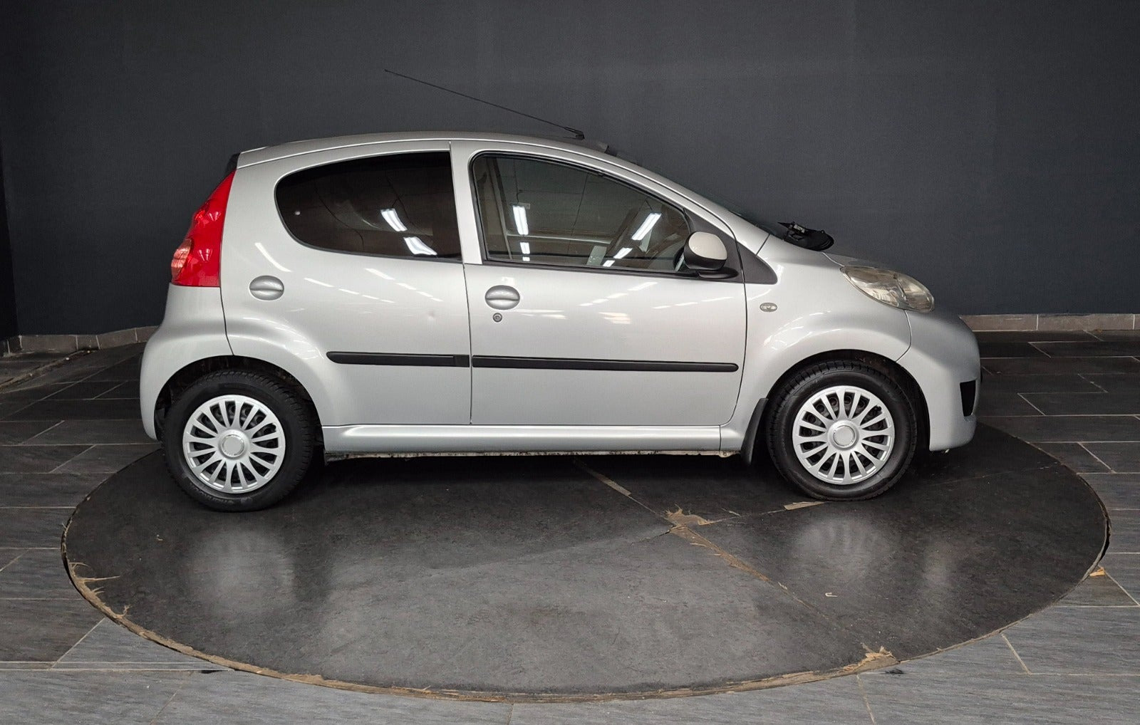 Sølv Peugeot 107 fra 2011