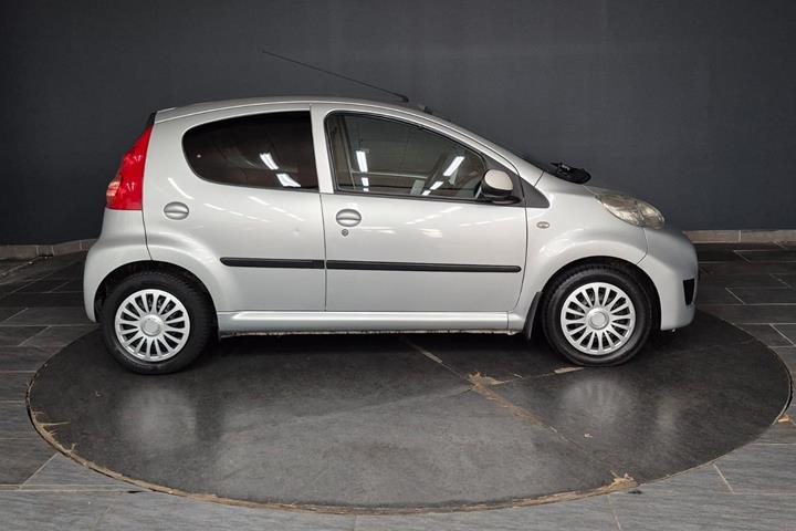 Sølv Peugeot 107 fra 2011